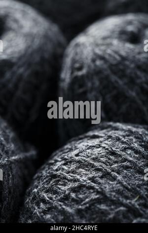 Fils gris en laine naturelle en billes de fils.Gros plan Banque D'Images