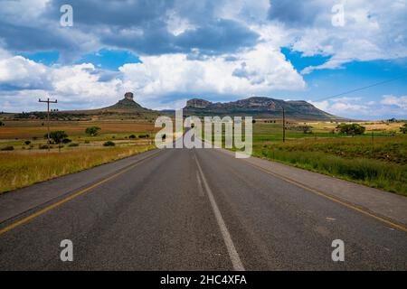 Paysage dans le FreEstate de l'est de l'Afrique du Sud avec une route vide et des formations rocheuses.Cette route se trouve entre les villes de Clarens et de Fouriesburg Banque D'Images