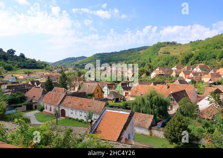 Village de Biertan, (Birthälm) et paysage environnant, comté de Sibiu, Roumanie.Vu de l'église fortifiée de Biertan, qui est un monde de l'UNESCO il Banque D'Images