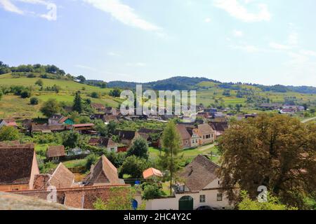 Village de Biertan, (Birthälm) et paysage environnant, comté de Sibiu, Roumanie.Vu de l'église fortifiée de Biertan, qui est un monde de l'UNESCO il Banque D'Images