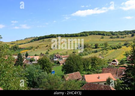 Village de Biertan, (Birthälm) et paysage environnant, comté de Sibiu, Roumanie.Vu de l'église fortifiée de Biertan, qui est un monde de l'UNESCO il Banque D'Images