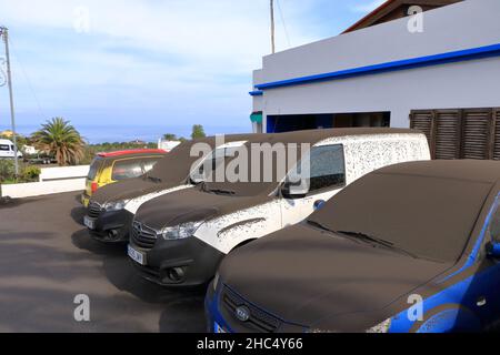 Novembre 23 2021 - la Palma, îles Canaries, Espagne: Le frêne couvre les voitures et les rues près du volcan Cumbre Vieja Banque D'Images