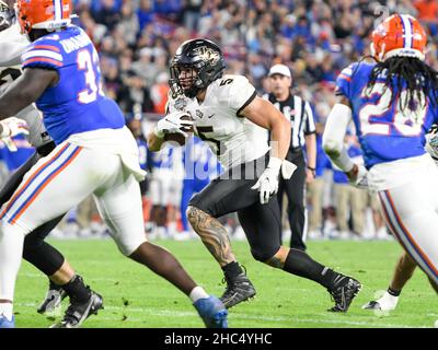 Tampa, Floride, États-Unis.23rd décembre 2021.Les chevaliers de l'UCF qui reviennent Ésaïe Bowser (5) pendant la moitié de 1st de l'Union Home Mortgage Gasparilla Bowl entre les Gators de Floride et les chevaliers de l'UCF au stade Raymond James à Tampa, en Floride.Roméo T Guzman/CSM/Alamy Live News Banque D'Images