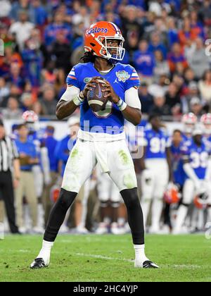 Tampa, Floride, États-Unis.23rd décembre 2021.Quartier des Gators de Floride Emory Jones (5) pendant la moitié de 1st de Union Home Mortgage Gasparilla Bowl entre les Gators de Floride et les chevaliers de l'UCF au stade Raymond James à Tampa, FL.Roméo T Guzman/CSM/Alamy Live News Banque D'Images