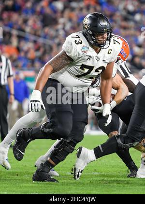 Tampa, Floride, États-Unis.23rd décembre 2021.Samuel Jackson, joueur de liaison offensif des chevaliers de l'UCF (73) pendant la moitié de 1st de l'Union Home Mortgage Gasparilla Bowl entre les Gators de Floride et les chevaliers de l'UCF au stade Raymond James à Tampa, en Floride.Roméo T Guzman/CSM/Alamy Live News Banque D'Images