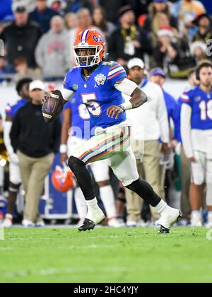 Tampa, Floride, États-Unis.23rd décembre 2021.Quartier des Gators de Floride Emory Jones (5) pendant la moitié de 1st de Union Home Mortgage Gasparilla Bowl entre les Gators de Floride et les chevaliers de l'UCF au stade Raymond James à Tampa, FL.Roméo T Guzman/CSM/Alamy Live News Banque D'Images