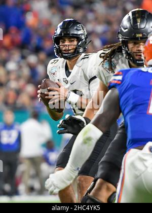 Tampa, Floride, États-Unis.23rd décembre 2021.Le quarterback des chevaliers UCF Mikey Keene (16) pendant la moitié de 1st de l'Union Home Mortgage Gasparilla Bowl entre les Gators de Floride et les chevaliers UCF au stade Raymond James à Tampa, FL.Roméo T Guzman/CSM/Alamy Live News Banque D'Images