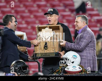 Tampa, Floride, États-Unis.23rd décembre 2021.Gus Malzahn, entraîneur-chef des chevaliers UCF, réagit après avoir reçu le trophée du championnat après que l'UCF a battu la Floride 29-17 au stade Raymond James à Tampa, en Floride.Roméo T Guzman/CSM/Alamy Live News Banque D'Images