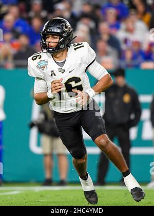 Tampa, Floride, États-Unis.23rd décembre 2021.Le quarterback des chevaliers UCF Mikey Keene (16) pendant la moitié de 1st de l'Union Home Mortgage Gasparilla Bowl entre les Gators de Floride et les chevaliers UCF au stade Raymond James à Tampa, FL.Roméo T Guzman/CSM/Alamy Live News Banque D'Images