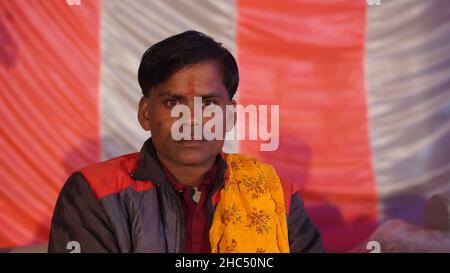 21 novembre 2021 Reengus, Rajasthan, Inde.Un jeune Rajasthani très excité pose une photo à la salle de mariage. Banque D'Images