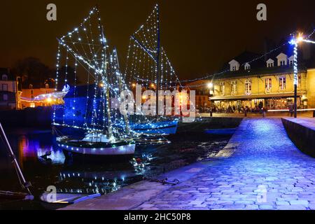 France.Morbihan (56).Auray.Le port de Saint-Goustan avec ses vieux bateaux illuminés pour Noël. Banque D'Images