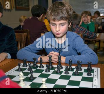 Jeux intelligents.Un enfant joue aux échecs.Garçon et un échiquier.Stratégie.La pensée logique. Banque D'Images