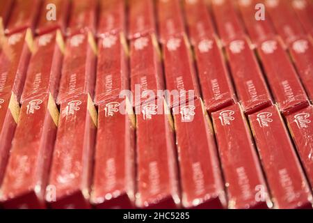 Divers bonbons dans la boutique de chocolat de la Maison Cailler à Broc, en Suisse Banque D'Images