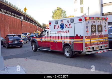 Brooklyn, NY, USA - 24 décembre 2021 : une ambulance du service des incendies de New York se dirige vers la Brooklyn Queens Expressway Banque D'Images