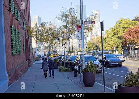 Brooklyn, NY, États-Unis - 24 décembre 2021 : vue vers l'ouest sur Old Fulton Street à Front St vers les gratte-ciel de Manhattan Banque D'Images