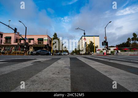 Vue sur le paysage de Santa Monica intersection en face de Pier Boardwalk Banque D'Images