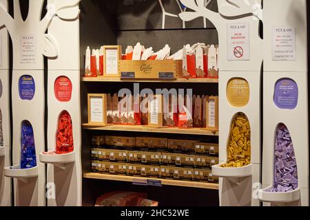 Divers bonbons dans la boutique de chocolat de la Maison Cailler à Broc, en Suisse Banque D'Images