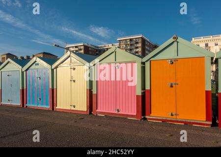 Cabines de plage multicolores sur la plage de Brighton, Brighton, East Sussex, Royaume-Uni. Banque D'Images