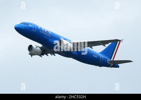 Rome, Latium.24th décembre 2021.Le premier vol officiel de l'Airbus A320-216 Code ITY2044 avec les nouvelles couleurs du porte-drapeau italien ITA Airways a décollé de Rome Fiumucino la veille de Noël à Milan Linate.Fiumicino (Italie), 24 décembre 2021.Photographer01 crédit : Agence photo indépendante/Alamy Live News Banque D'Images