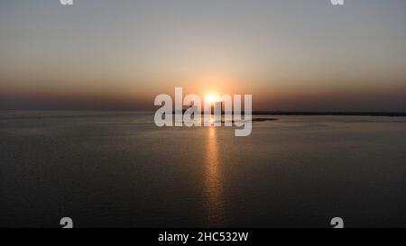 Belle vue sur la mer au coucher du soleil, côte de Karachi, Pakistan Banque D'Images