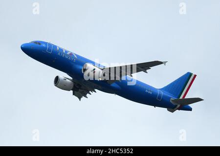 Rome, Latium.24th décembre 2021.Le premier vol officiel de l'Airbus A320-216 Code ITY2044 avec les nouvelles couleurs du porte-drapeau italien ITA Airways a décollé de Rome Fiumucino la veille de Noël à Milan Linate.Fiumicino (Italie), 24 décembre 2021.Photographer01 crédit : Agence photo indépendante/Alamy Live News Banque D'Images