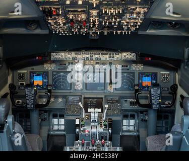 Vue générale du cockpit vide.Simulateur de vol commercial pour la formation en vol. Banque D'Images