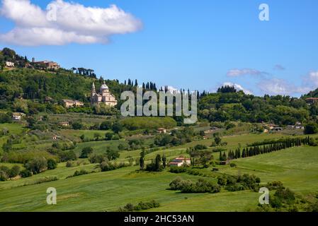 MONTEPULCIANO, TOSCANE, ITALIE - MAI 17 : vue de l'église de San Biagio et de Montepulciano le 17 mai 2013 Banque D'Images