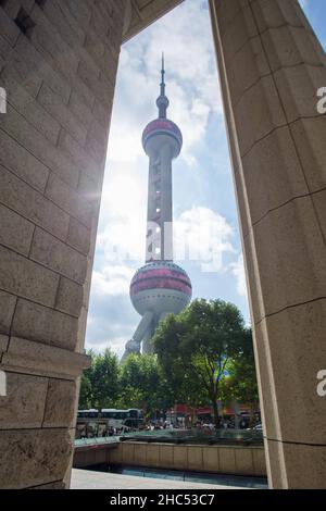 Shanghai, Chine - juin 23 2018 : Tour Perle orientale vue entre les piliers du bâtiment financier de Ping'an sur fond bleu ciel Banque D'Images