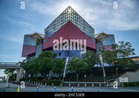 Osaka, Japon - 13 juillet 2017 : Osaka Aquarium Kaiyukan dans l'après-midi où le soleil est directement au-dessus du bâtiment et personne n'est autour Banque D'Images