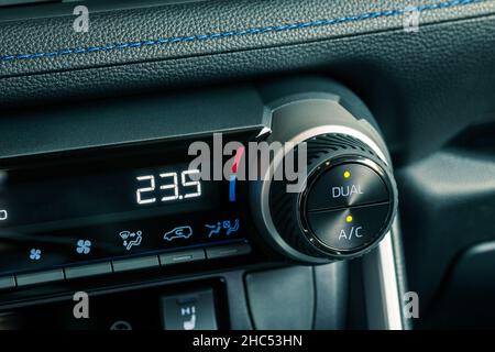 détails du tableau de bord de la voiture avec commandes de climatisation Banque D'Images