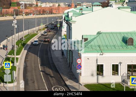 Moscou, Russie - 23 octobre 2021 : vue sur l'Embankment de Sofiyskaya sur la rivière de Moscou le jour de l'automne Banque D'Images