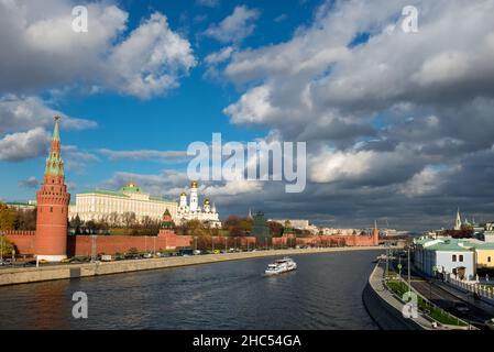 Moscou, Russie - 23 octobre 2021 : vue sur le Kremlin de Moscou et bateau de croisière de plaisance sur le fleuve de Moscou le jour de l'automne Banque D'Images