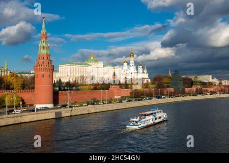 Moscou, Russie - 23 octobre 2021 : vue sur le Kremlin de Moscou et bateau de croisière de plaisance sur le fleuve de Moscou le jour de l'automne Banque D'Images