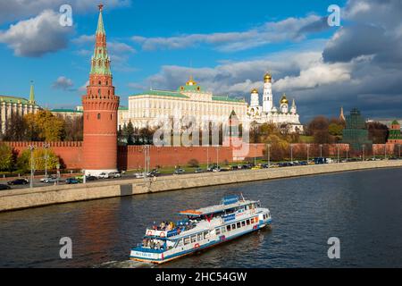 Moscou, Russie - 23 octobre 2021 : vue sur le Kremlin de Moscou et bateau de croisière de plaisance sur le fleuve de Moscou le jour de l'automne Banque D'Images