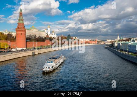 Moscou, Russie - 23 octobre 2021 : vue sur le Kremlin de Moscou et bateau de croisière de plaisance sur le fleuve de Moscou le jour de l'automne Banque D'Images