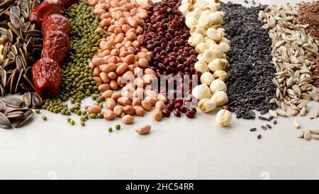 Ingrédients crus faire du porridge de Lara, Congee traditionnel chinois Banque D'Images