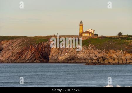 Un phare ou une tour de signalisation lumineuse situé sur la côte de la mer ou sur le continent. Banque D'Images