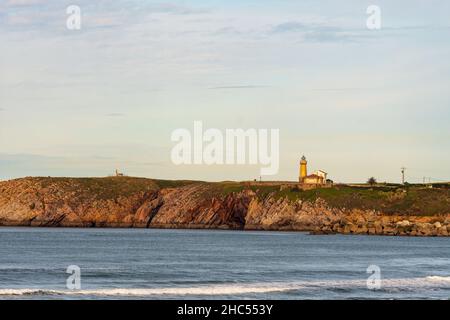 Un phare ou une tour de signalisation lumineuse situé sur la côte de la mer ou sur le continent. Banque D'Images