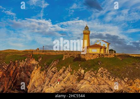 Un phare ou une tour de signalisation lumineuse situé sur la côte de la mer ou sur le continent. Banque D'Images