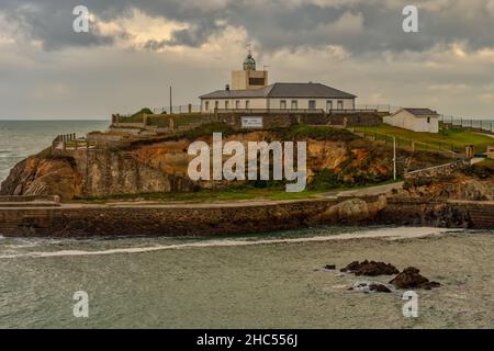 Un phare ou une tour de signalisation lumineuse situé sur la côte de la mer ou sur le continent. Banque D'Images