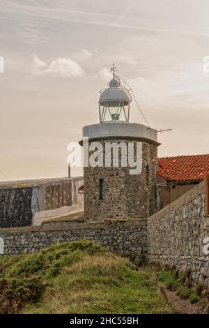 Un phare ou une tour de signalisation lumineuse situé sur la côte de la mer ou sur le continent. Banque D'Images