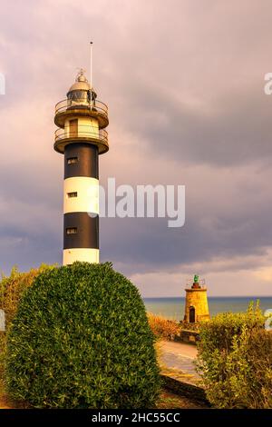 Un phare ou une tour de signalisation lumineuse situé sur la côte de la mer ou sur le continent. Banque D'Images