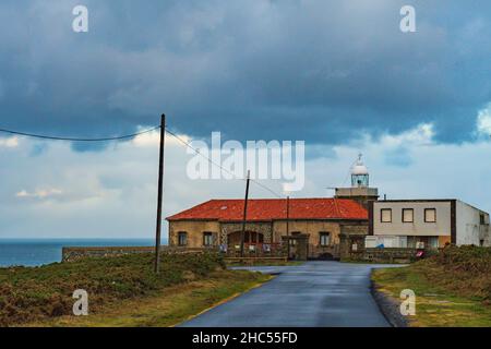 Un phare ou une tour de signalisation lumineuse situé sur la côte de la mer ou sur le continent. Banque D'Images