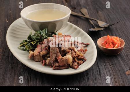 SEI SAPI, viande de bœuf fumée sautinée à la matah de Sambal, sur une table en bois Banque D'Images