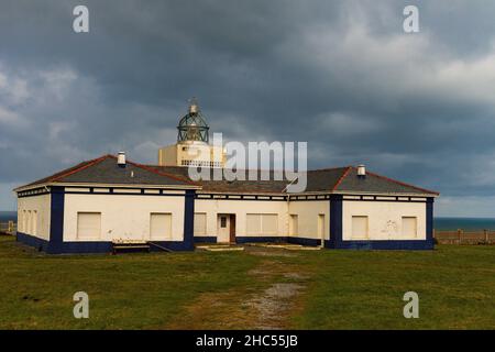 Un phare ou une tour de signalisation lumineuse situé sur la côte de la mer ou sur le continent. Banque D'Images