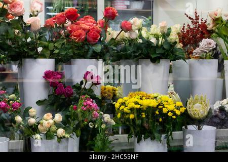 entrepôt floristique avec bouquets frais de fleurs coupées dans le réfrigérateur Banque D'Images