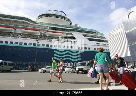 salvador, bahia, brésil - 23 décembre 2014 : passagers lors du débarquement d'un navire transatlantique au terminal maritime de Porto dans la ville Banque D'Images