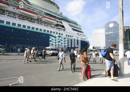 salvador, bahia, brésil - 23 décembre 2014 : passagers lors du débarquement d'un navire transatlantique au terminal maritime de Porto dans la ville Banque D'Images