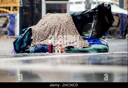 Brême, Allemagne.24th décembre 2021.Une petite maison de Noël se trouve devant les effets personnels d'un sans-abri sur la piste de la gare principale.À plusieurs endroits à Brême, des repas chauds ou des sacs avec de la nourriture et des cadeaux sont distribués aux sans-abri et aux personnes dans le besoin à la veille de Noël.Credit: Hauke-Christian Dittrich/dpa/Alay Live News Banque D'Images