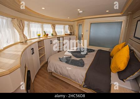 Intérieur d'une grande suite cabine chambre sur un yacht de luxe avec lit double et fenêtre panoramique Banque D'Images